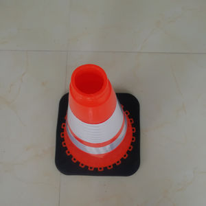 Cône de sécurité routière réfléchissant en caoutchouc et plastique de qualité ingénieur avec base orange, hauteur de 34.5 pouces, 12 pouces - Product Image 2