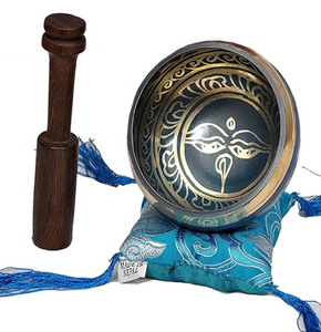 Cuenco tibetano de color marrón oscuro con diseño floral interior en relieve y palo de madera para producir sonido disponible a precio mayorista - Product Image 2