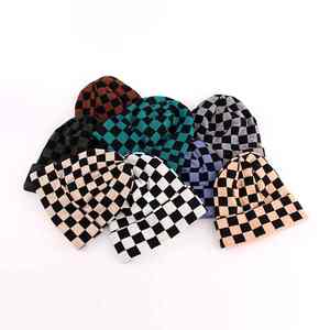 Bonnet d'hiver sportif personnalisé conçu pour les utilisateurs actifs, offrant chaleur, respirabilité et ajustement flexible pour les activités de plein air - Product Image 4