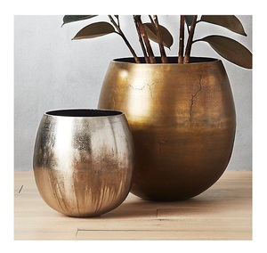 Maceta de metal con acabado dorado diseñada para salas de estar modernas para emparejar con grandes plantas de interior de hoja verde - Product Image 1