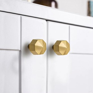 Elegante pomo de puerta dorado con acabado liso, perfecto para puerta principal, dormitorio, armario, decoración interior, herrajes elegantes para el hogar y la oficina - Product Image 1