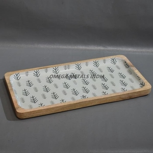 Juego de bandejas decorativas de madera de mango al por mayor de fábrica con elegantes asas de metal negro y acabado natural para servir y decorar con estilo. - Product Image 1