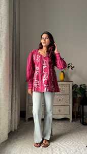 Top imprimé floral moderne à la main pour fête ethnique indienne pour les femmes Chemises en coton stylisées à la conception de blocs Tuniques Chemisier naturel - Product Image 3