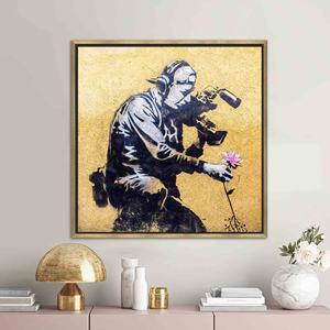Impresión en Lienzo de Graffiti Elegante: El Icónico Cerrajero y la Flor de Banksy, con Marco Dorado - Product Image 1