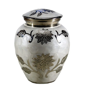 Urnes de crémation pour animaux de compagnie en métal de meilleure qualité personnalisées en gros haute tendance pour les cendres funéraires matériaux en bois et en laiton - Product Image 4