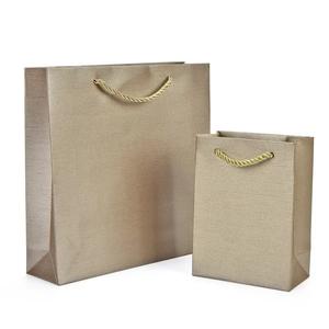 Sacs en papier Premium Custom Fashion avec revêtements spéciaux et poignées élégantes pour une expérience de vente au détail exclusive #25 - Product Image 1