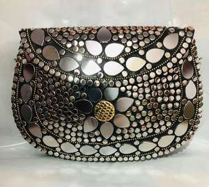 Bolsas de metal de mosaico tribal hechas a medida en 3 colores con mopa, cuentas de vidrio y otros adornos ideales para reventa - Product Image 5