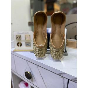 Chaussures de créateur avec broderie personnalisée en vente chaude Chaussures pour dames et filles Chaussures fantaisistes de style indien traditionnel Tendance Rajasthani - Product Image 5