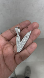 Collar con Colgante Personalizado en Forma de Letra V, Collar con Nombre Personalizado Estilo Hip Hop con Moissanita Baguette, Colgante con Incrustaciones, 4.11 Quilates - Product Image 4