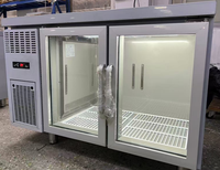 Réfrigérateur commercial à double porte électrique de comptoir avec éclairage LED et vitrine en verre pour le stockage de boissons en restaurant