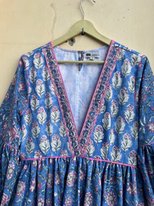 Robe Maxi Boho en Coton Imprimé Floral Mélange de Couleurs Col en V Tenue Décontractée avec Techniques Brodées Matériau 100% Coton - Product Image 2