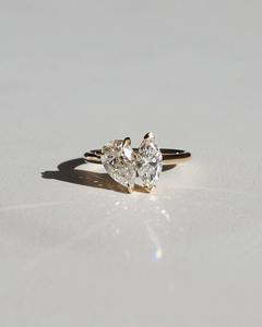 Anillo de compromiso con diamantes cultivados en laboratorio de corte pera y marquesa, con un elegante diseño Toi Et Moi de dos piedras, elaborado con precisión. - Product Image 1