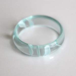 BRAZALETE DE NIÑAS HECHO A MANO BRASLET CLARO ACABADO ARTESANÍA DISEÑO CON ESTILO BRAZALETAS COLOR Pulsera de resina epoxi de tamaño pequeño - Product Image 1