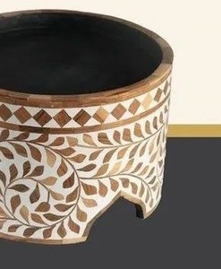 Support à gâteau élégant en bois avec incrustations d'os, respectueux de l'environnement, fabriqué par des artisans expérimentés pour les mariages, les anniversaires et les événements haut de gamme - Product Image 3