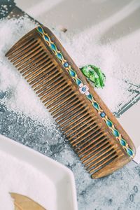 Peigne à cheveux manche en bois fait à la main régulier pour une utilisation en salon de l'Inde peigne en bois en gros pour un usage commercial à vendre en - Product Image 3