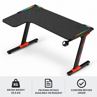 Bureau de jeu avec plateau noir incurvé et repose-pieds orange