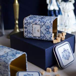 Boîte en métal carrée à couvercle coulissant 1L 90x90x125mm Motif décoratif bleu blanc inspiré de l'azulejo recyclable de qualité alimentaire pour boisson - Product Image 2