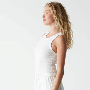 Elegante blusa arrugada de manga larga para mujer, ideal para oficina y eventos formales, disponible en colores clásicos y llamativos - Product Image 3