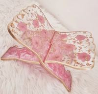 Soporte para Corán Personalizado de Resina Rosa con Diseño Religioso y Amoroso, Coleccionable, Hecho a Mano en Europa, con Marcador y Tasbeeh a Juego