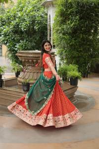 Descubre la tendencia perfecta Cosmos Jequard Lehenga Choli con seda rusa bordada Dupatta ropa india y pakistaní - Product Image 3