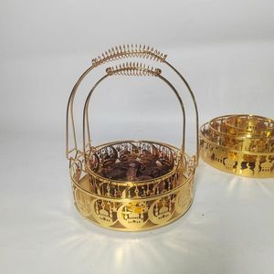 Plateau élégant en métal pour le Ramadan avec éclat doré, parfait pour servir des dattes, des bonbons et des boissons pendant les rassemblements festifs - Product Image 4