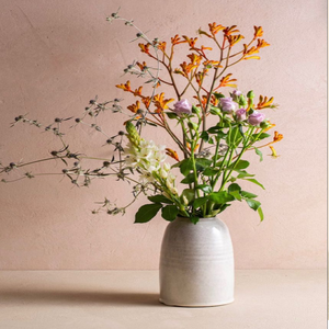 Vase simple en céramique blanche, design minimaliste moderne. Décoration élégante, idéale pour les fleurs, disponible au prix de gros. - Product Image 1