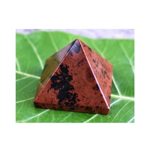 Pyramide en cristal d'obsidienne en acajou naturel 100% de qualité d'exportation avec protection pour la méditation et la décoration intérieure disponible à la vente - Product Image 3