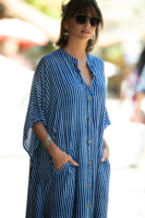 Kaftan imprimé élégant pour femme avec détails en dentelle artisanale au col, paréo de plage fluide aux motifs audacieux
