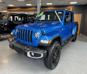 2021 J e p G L A d i a t o Sport S 4x4 Dark Interior 4dr Crew Cab 5,0 Ft. SB Caja de cambios automática AWD R16 Tamaño del neumático trasero ACC - Product Image 1