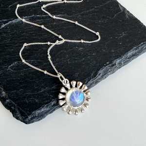 Collier artisanal en pierre de lune arc-en-ciel avec pendentif soleil, éclat bleu, argent sterling 925, pierre de naissance de juin, cadeau fête des Mères, magie - Product Image 2