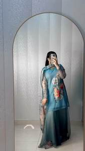 Vestido largo de estilo pakistaní con patrones altamente texturizados de nuevo lanzamiento de Surat Online Mart - Product Image 2