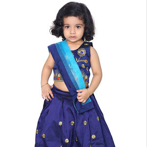 ชุดเลเฮนกาโชลีปักลายแบบดั้งเดิมสำหรับเด็กผู้หญิง แฟชั่นโชรยัม |   ชุดแต่งงานแบบอินเดียสำหรับเด็ก ยาวกรอมพื้น |   ผ้าไหมซาตินสีน้ำเงิน - Product Image 1