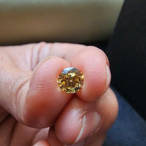 เพชรทรงกลมสีเหลืองแฟนซี 0.75 กะรัต ประกายวิบวับโดดเด่น ค้นพบความงดงามของสีเหลืองสดใส พร้อมใบรับรอง IGI - Product Image 6