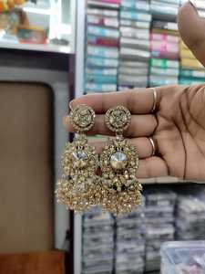 Boucles d'oreilles pendantes style ethnique en promotion, bijoux de mariage indiens pour femmes avec zircon et perles, accessoire plaqué effet ombre - Product Image 1