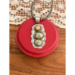 Colgante Artesanal Navajo de Plata de Ley y Turquesa Mixta, Obra Coleccionable Cultural - Product Image 1