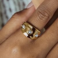 X&L Schmuck Großhandel Perlenring 18K Vergoldeter Edelstahl Unregelmäßiger Breiter Wellenring mit Glasperlen-Einlage