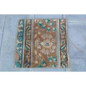 Tapis turc 1,6 x 1,6 pieds, tapis en laine vintage à motifs floraux marron - Product Image 1