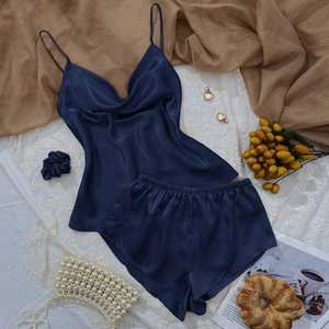 Conjunto de dos piezas de ropa de dormir sexy de verano para mujer con banda para el cabello, Conjunto de pijama corto sin mangas de satén - Product Image 4