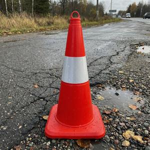 Ensemble de 50 cônes de signalisation routière réfléchissants en TPE de 50 cm, cônes de sécurité en caoutchouc PE avec bande réfléchissante, 50 pièces - Product Image 1