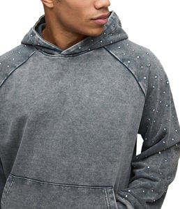 เสื้อฮู้ดแขนเรกแลนสีเทาเข้มแบบสั่งทำพิเศษสำหรับฤดูหนาว ผลิตจากผ้าฝ้าย 100% เป็นมิตรต่อสิ่งแวดล้อม กันลม ล้างสีแบบแอซิด ประดับด้วยคริสตัล ราคาขายส่งจำนวนมาก - Product Image 2