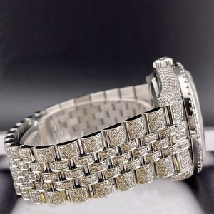 Montre de luxe de qualité supérieure Iced Out Diamond Watch pour unisexe avec cadran en or personnalisé disponible à un prix abordable - Product Image 3