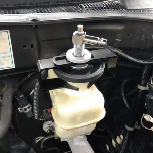 Herramientas de reparación de vehículos AllSupply Taiwan Adaptadores universales de purga de frenos con brazos ajustables Herramienta de purga de presión - Product Image 2