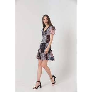 Vestido Topshow con Cuello en V y Estampado Floral Mixto, Manga Corta, Opciones al por Mayor - Product Image 2