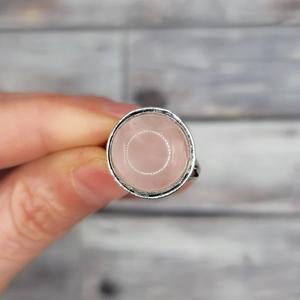 Anillo ovalado clásico de Plata de Ley 925 con cuarzo rosa, piedra natal de enero, ajuste de bisel, joyería de boda en rosa - Product Image 4