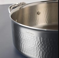 Casserole ronde argentée de luxe, finition moderne et brillante, parfaite pour la cuisine, le service de plats gastronomiques et la présentation de table