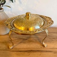 Le plat traditionnel en laiton ajoute une touche royale aux banquets de mariage et au restaurant avec un attrait intemporel