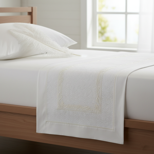 Chemin de table simple solide Chic Durable Fabriqué 120 GSM Designer Recron Tissu Lavable pour la sophistication de la maison moderne. - Product Image 2