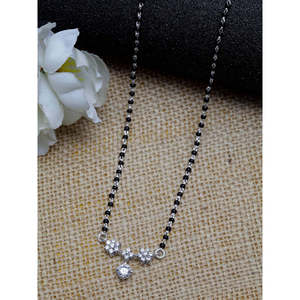 Compra un Mangalsutra de Plata Pura Chapado en Oro con Cuentas en Forma de Flor, un Collar Religioso Étnico con Diamantes y Perlas, un Regalo Perfecto para tu Esposa - Product Image 2