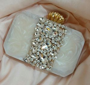 Pochette en résine transparente faite à la main avec fleurs séchées intégrées et pochette de luxe en résine époxy au design pailleté à bas prix - Product Image 1