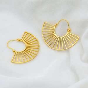 Venta al por mayor 18K chapado en oro de latón Material sólido mate pendientes desgaste aro pendiente diseño Circular medio redondo en forma de oreja joyería - Product Image 4